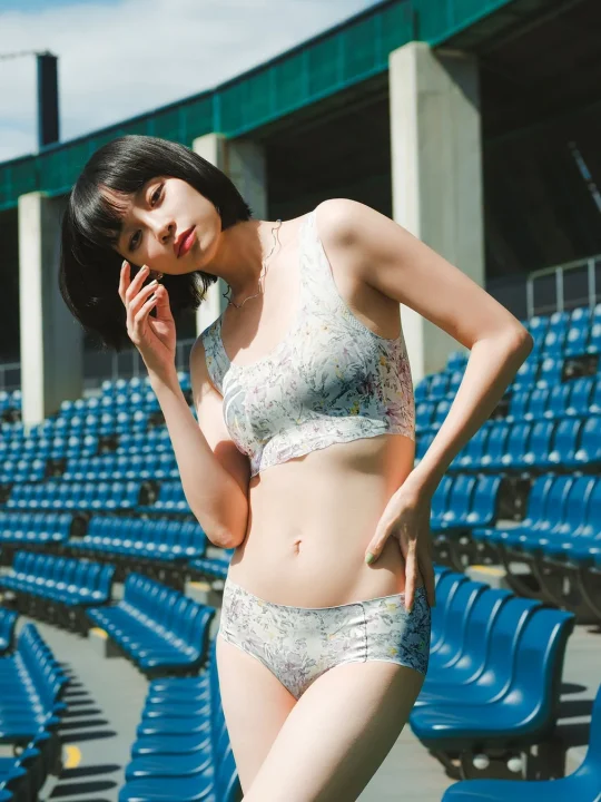 花柄ランジェリーを着用した女性