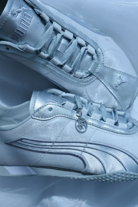 光沢のあるシルバーのプーマのスニーカーのクローズアップ