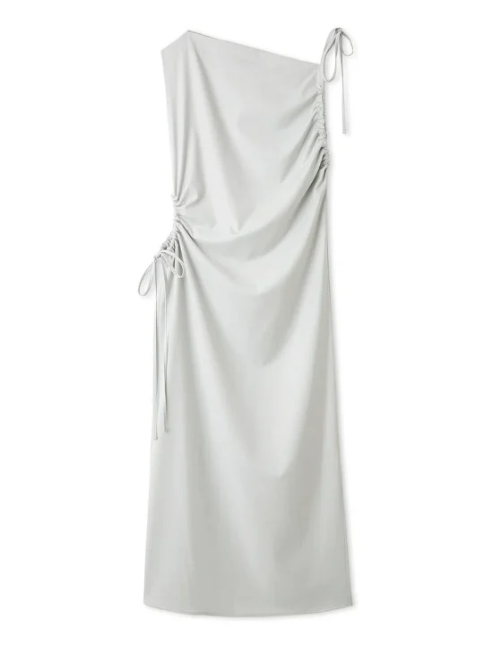 淡いグレーのワンショルダーロングドレス