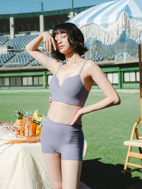 女性モデルの夏のファッション