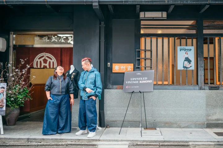 日本の街並みにあるポップアップショップの様子