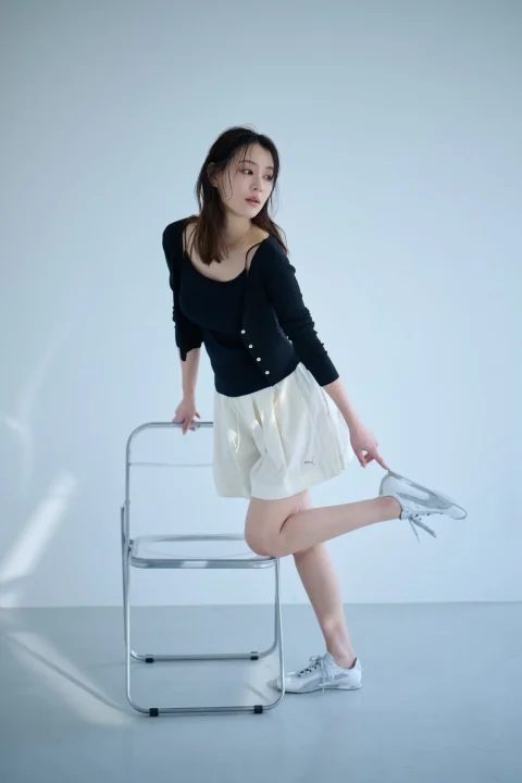 白い背景のスタジオでポーズをとる女性