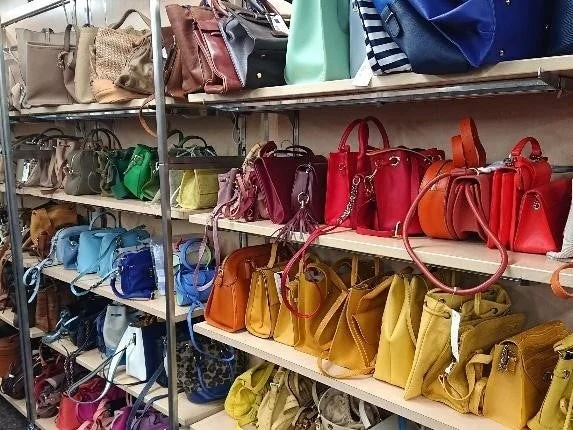 色とりどりのハンドバッグ