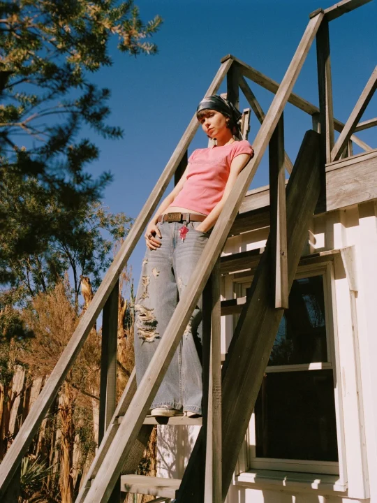 階段に座る女性