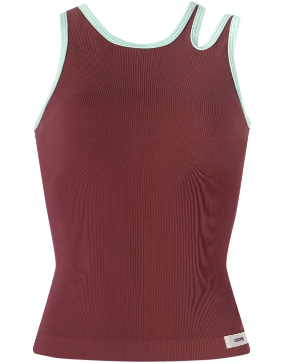 バーガンディ色のリブ編みタンクトップ