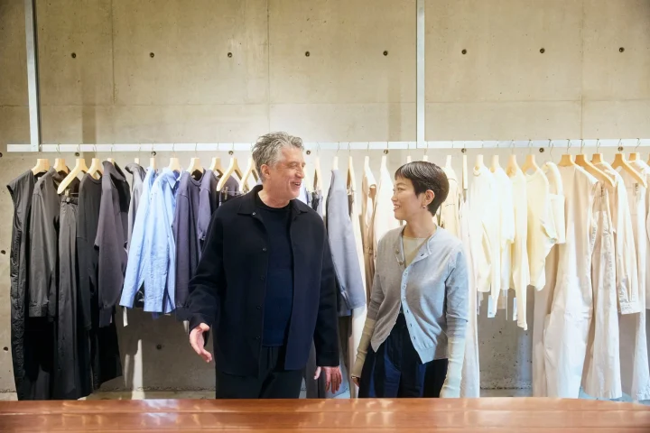 アパレル店舗で談笑する男女