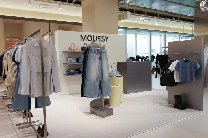 MOUSSYアパレルショップ店内風景