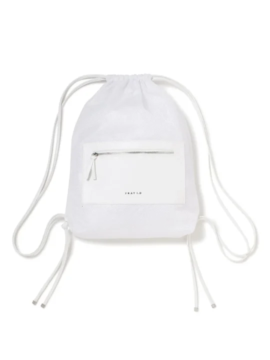白いメッシュ素材のドローストリングバッグ