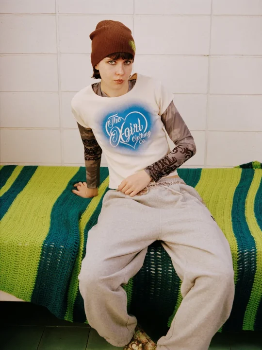 リラックスした雰囲気の女性