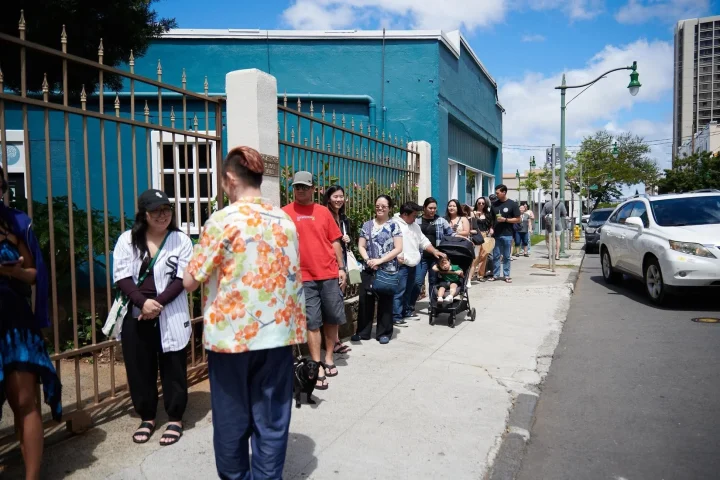ハワイでのポップアップイベントに並ぶ人々