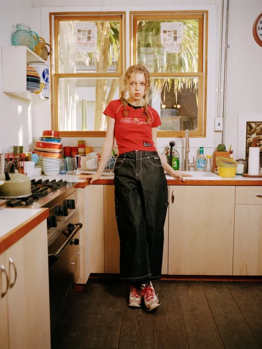 キッチンに立つ女性