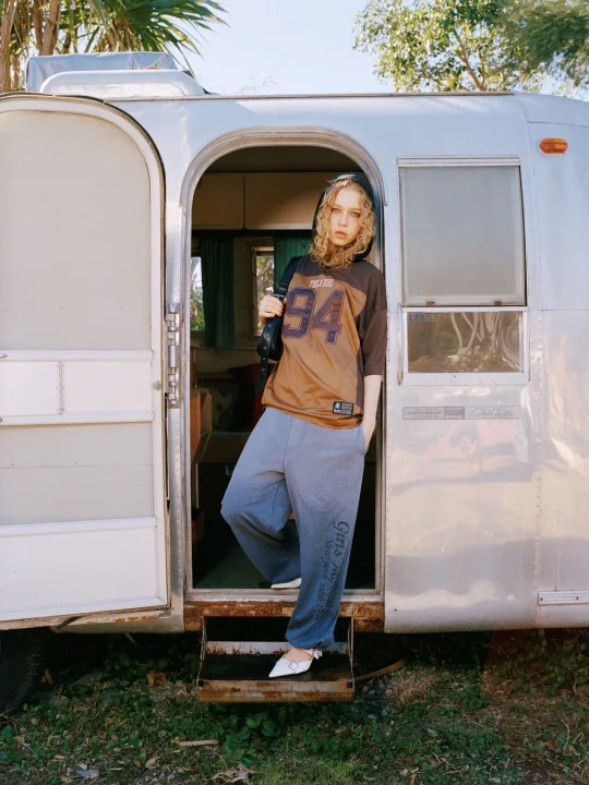 トレーラーハウス前の女性