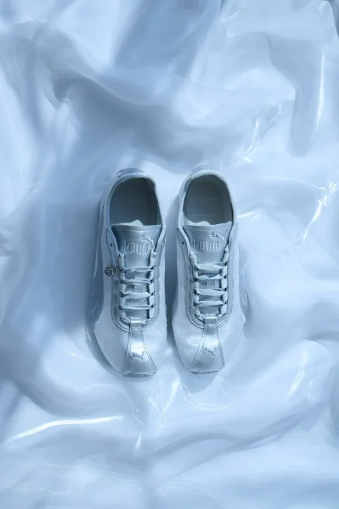 光沢のあるシルバーとホワイトのPUMA製スニーカー