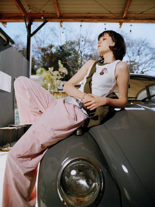 ヴィンテージカーに座る女性