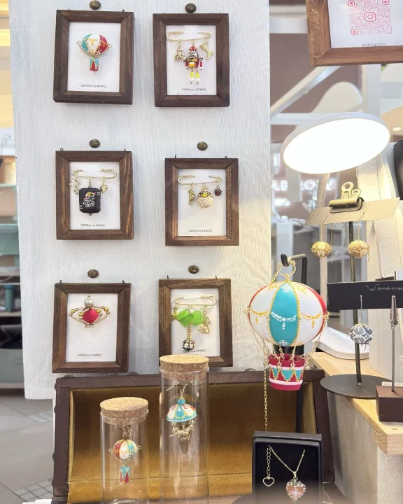 熱気球ブローチ