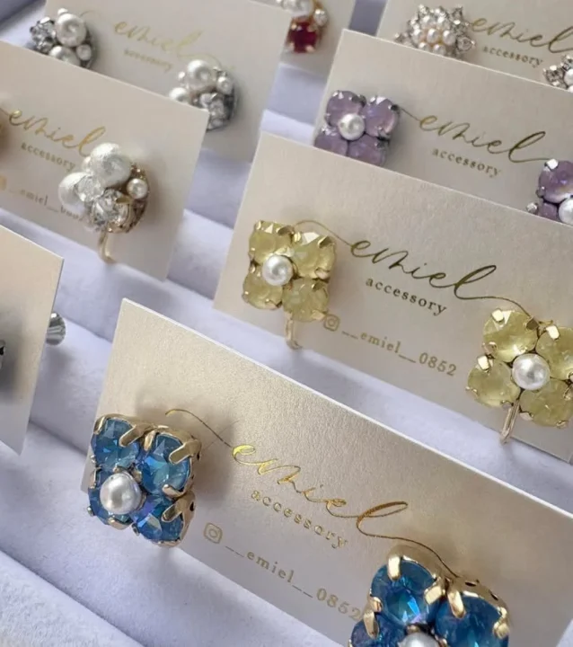 様々な色のイヤリング