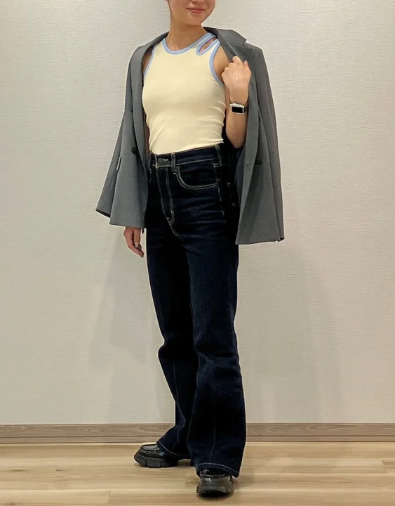 タンクトップとブレザー、ワイドデニムのコーディネート