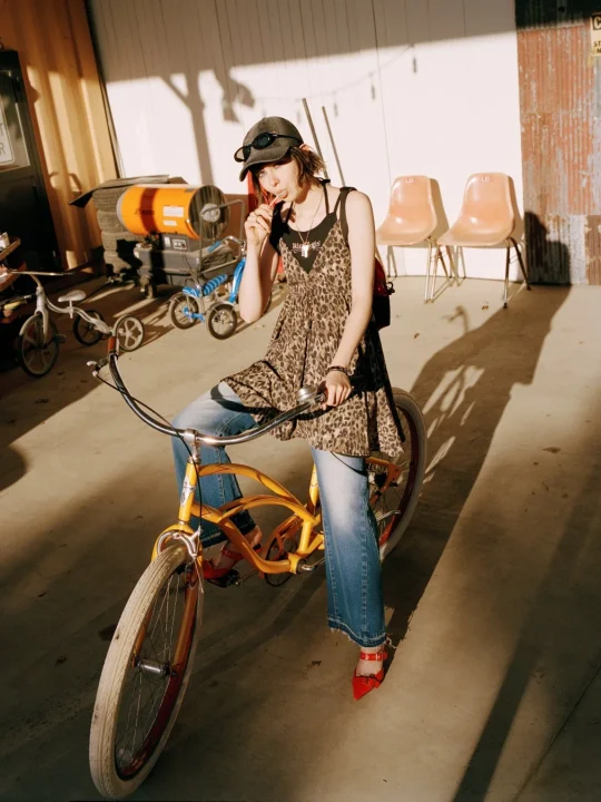 自転車とロリポップの女性