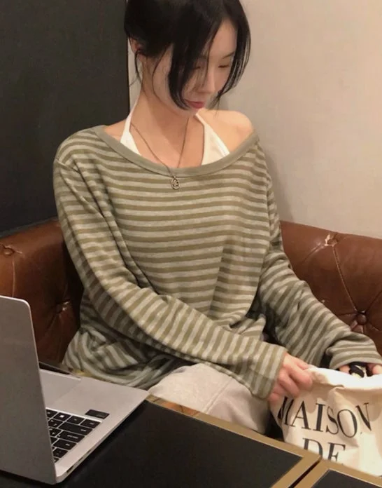 肩を出したストライプのトップスを着た女性