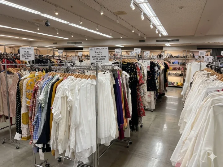 婦人服のリユースショップの店内