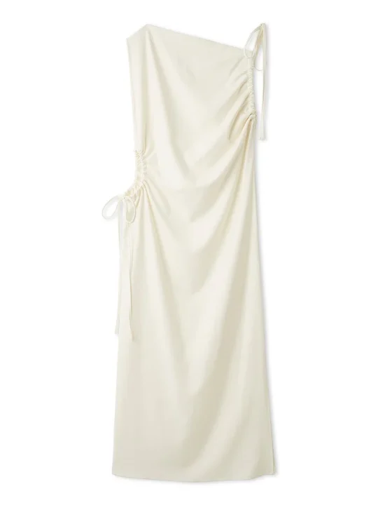 オフホワイトのワンショルダードレス