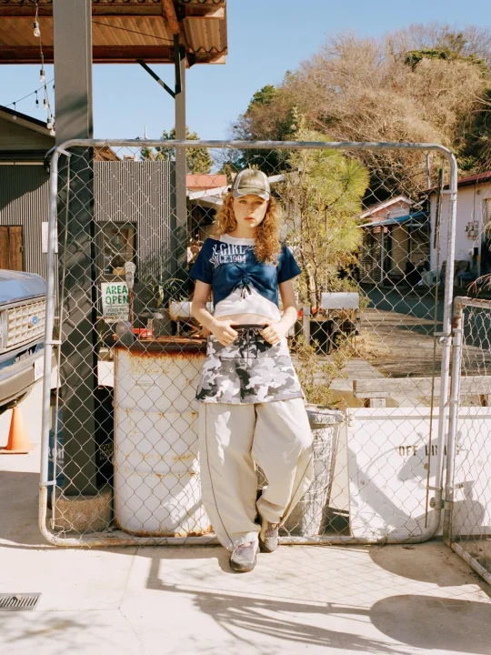 フェンス前の女性