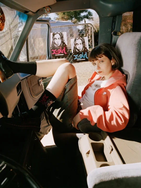 車内でポーズをとる女性