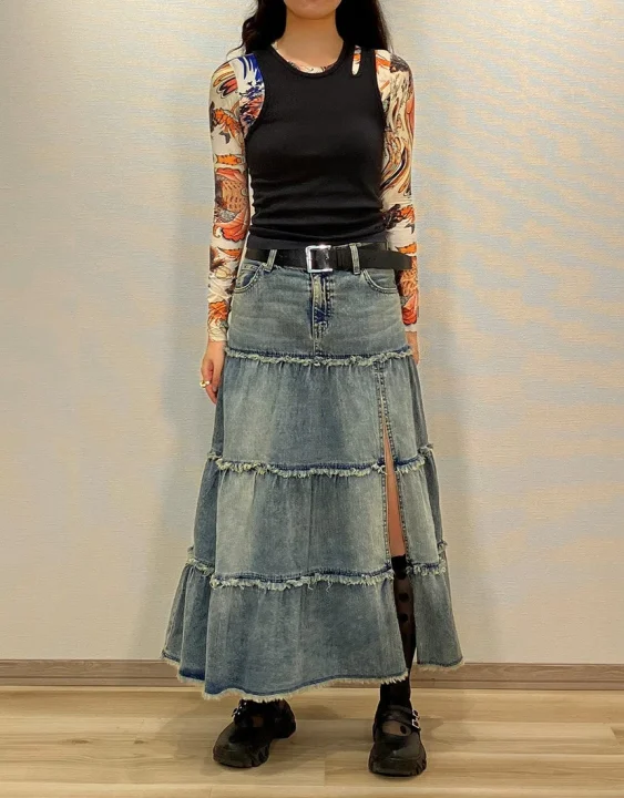 タトゥー柄トップスとデニムスカートのコーディネート