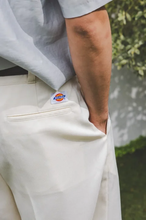 Dickiesパンツ着用人物の腰回りクローズアップ