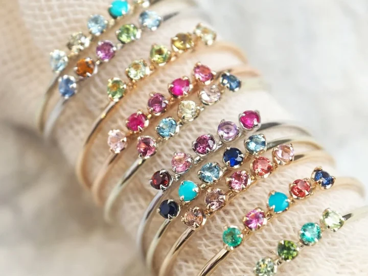 様々な色のカラーストーンが並べられた華奢なリング