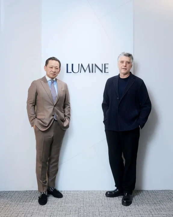 LUMINEロゴ前の二人