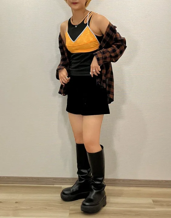 チェックシャツとオレンジキャミソールのコーディネート