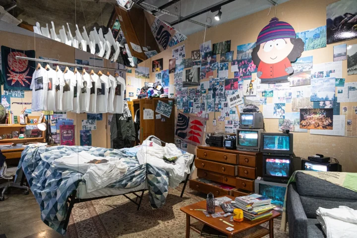 フジロックの歴史的なTシャツやグッズが展示された記憶の部屋