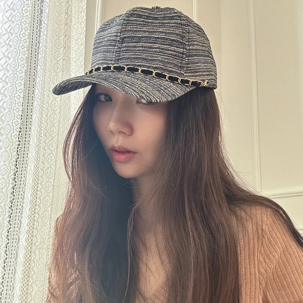 女性がキャップを被っている様子