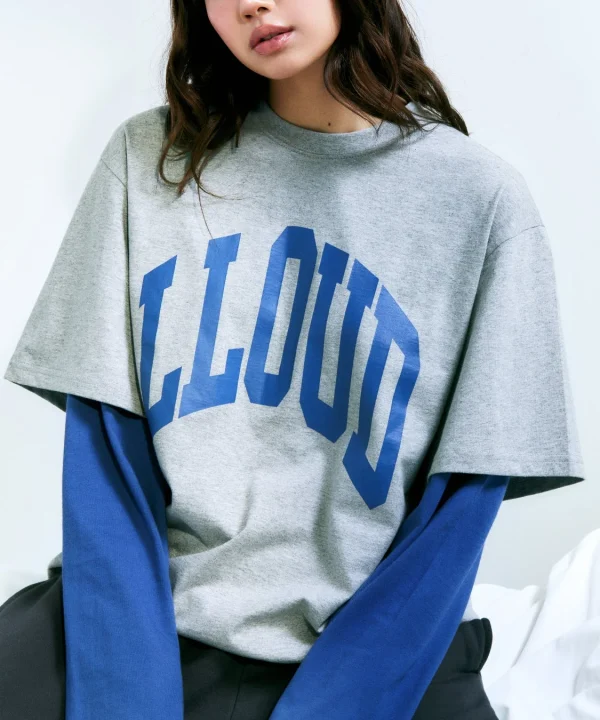 LLOUDロゴTシャツとレイヤードの女性