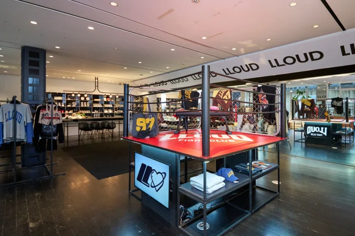 LLOUD FIGHT CLUBのボクシングリングディスプレイ
