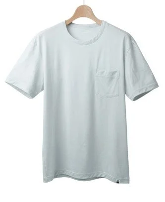 白背景に木製ハンガーで吊るされた水色の半袖Tシャツ
