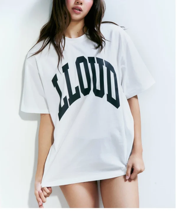 LLOUD白Tシャツの女性