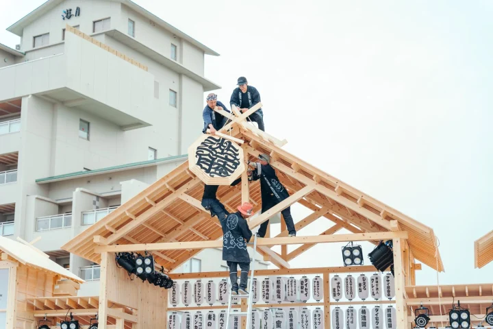 木造の骨組みを組み立てる作業風景