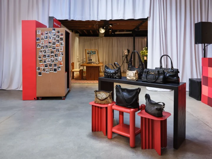 黒いハンドバッグの展示