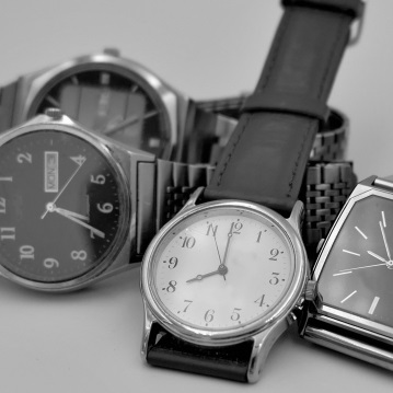 シンプルデザインとある程度の耐衝撃性・防水性を兼ね備えた腕時計が欲しい