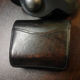 【悲報】俺の大事にしている財布、なんか変な色落ちをしてしまう・・・（※画像あり）