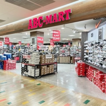 ABCマートで靴買いたいけど店員さんがうろちょろしてるから買いづらい🥺
