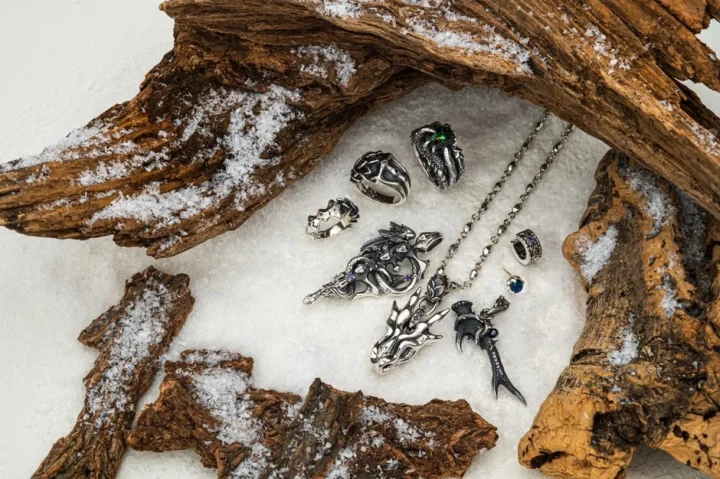 ドラゴンモチーフのシルバーアクセサリー、冬の情景