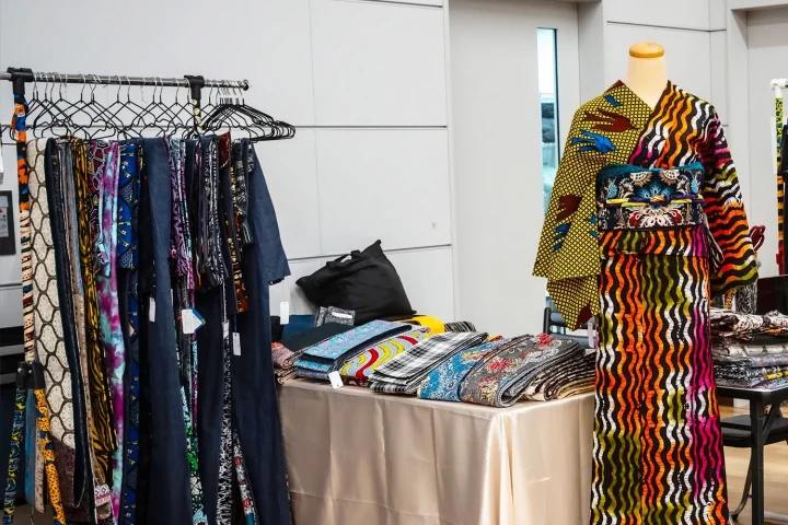 民族衣装と着物の展示