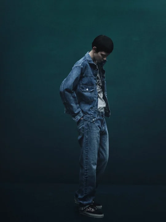 デニムジャケットとデニムパンツを着用した男性モデル