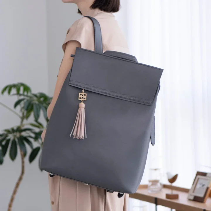 BILLYの画像、女性がリュックを背負っている