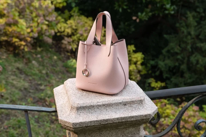淡いピンク色のハンドバッグ