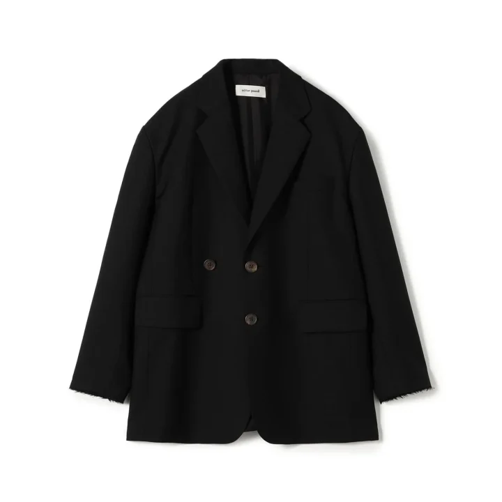黒のダブルブレストジャケット
