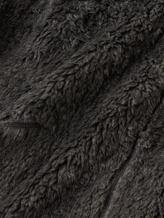 ダークグレーのフリース生地のクローズアップ